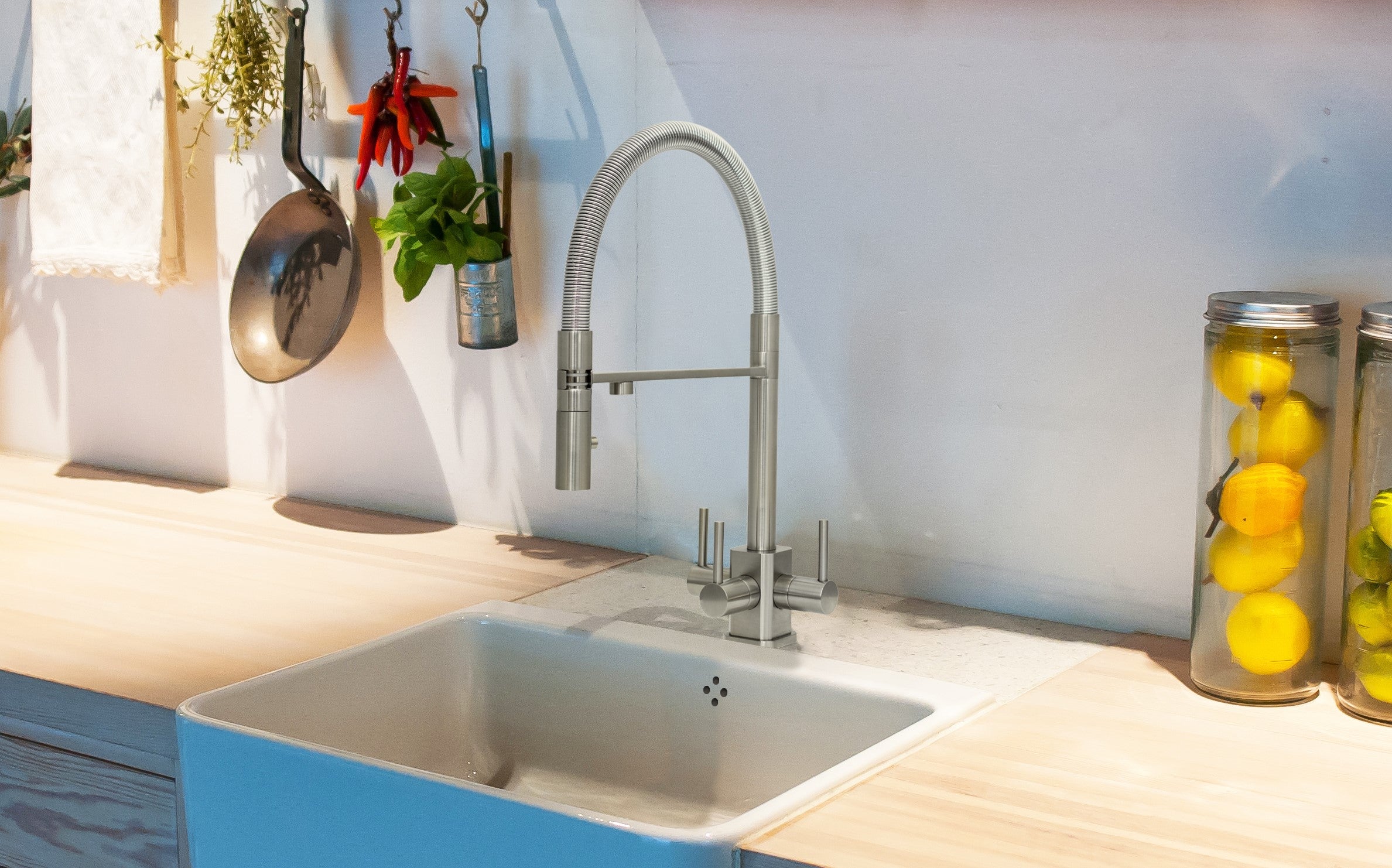 How To Choose Taps For Your New Kitchen Hommix UK   AquilaSQBrushedSteelScene 